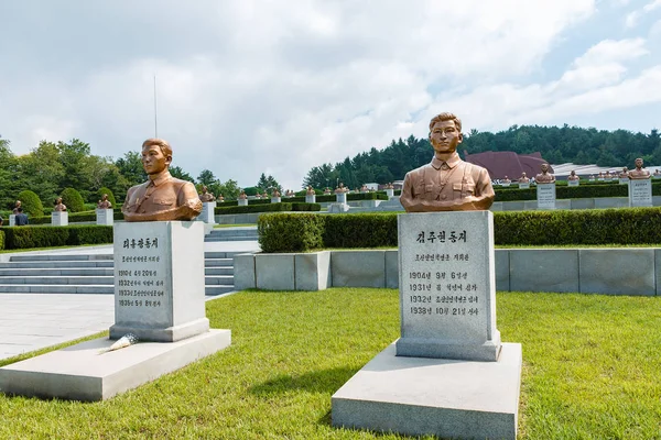 Los bustos de los héroes en el cementerio de los revolucionarios — Foto de Stock