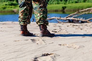 nehir tarafından çizmeler erkek ayakları