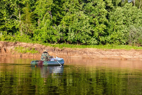 漁師はゴムボートで魚を捕まえる — ストック写真