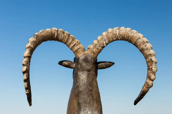 Estatua de cabra con cuernos con cielo azul — Foto de Stock