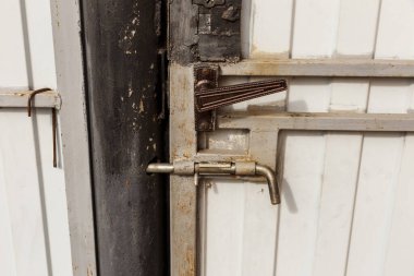 Çelik kapı mandalı.