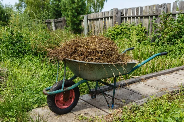 Egy Kerti Kocsi Természetes Tehéntrágyával Áll Egy Hídon — Stock Fotó