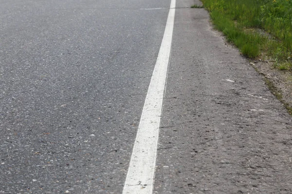 Línea Blanca Sólida Marcado Una Carretera Asfaltada Enfoque Selectivo — Foto de Stock