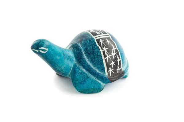 Figura de una tortuga hecha de piedra con tallas en la concha. —  Fotos de Stock