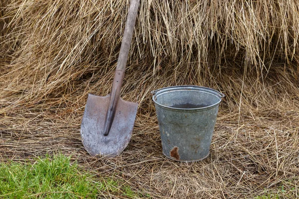 Pá e balde de ferro — Fotografia de Stock