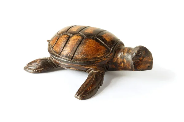 孤立在白色背景上的海龟的木制雕像 — 图库照片