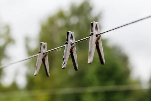 Pinces Linge Suspendues Une Corde Pinces Linge Pendent Une Corde — Photo