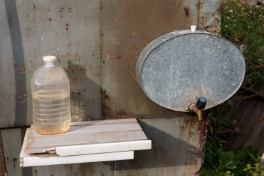 Kasaba tuvaleti ve su şişesi.