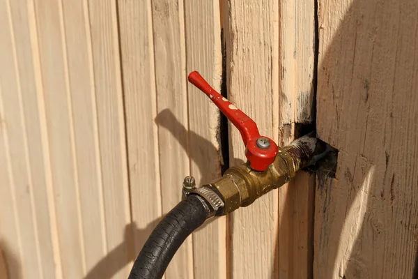 Rubinetto Dell Acqua Sporge Dal Muro Della Casa Rubinetto Ferro — Foto Stock