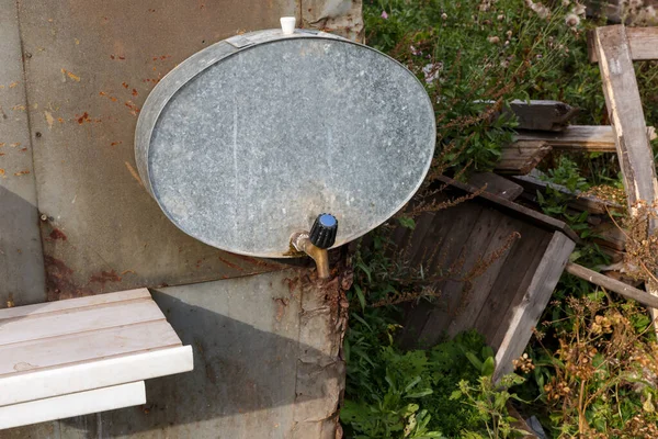 Lavabo Campagne Dans Jardin Réservoir Fer Avec Robinet Est Accroché — Photo