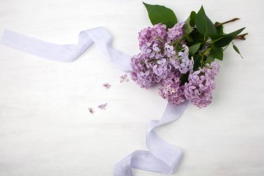 Parlak ahşap arka plan üzerinde güzel leylak