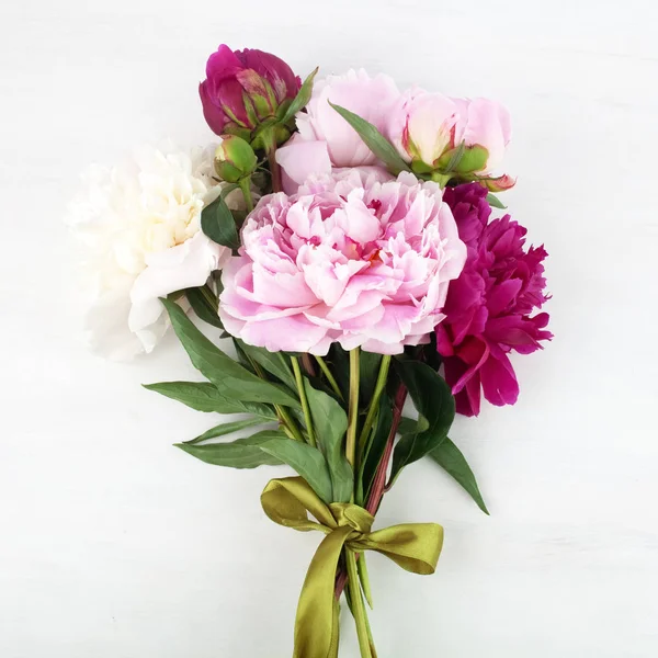 Piękny różowy kwiat Peonie, na jasnym tle — Zdjęcie stockowe
