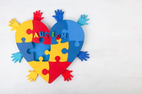 Puzzle cuore mani sostenere la consapevolezza autismo — Foto Stock