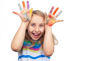 Parlak renkler beyaz izole eller gösterilen sevimli kız boyalı