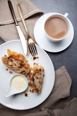 Vanilyalı krema ve kahve ile Apple strudel