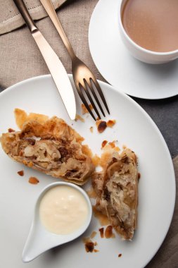 Vanilyalı krema ve kahve ile Apple strudel