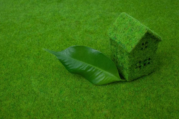 緑の芝生に緑の小さな家 — ストック写真