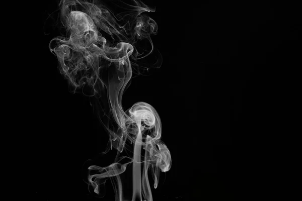 Verkeer van rook op zwarte achtergrond, rook achtergrond, — Stockfoto