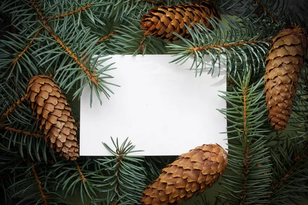 Noel ağacının arka planında yeni yıl teması. — Stok fotoğraf