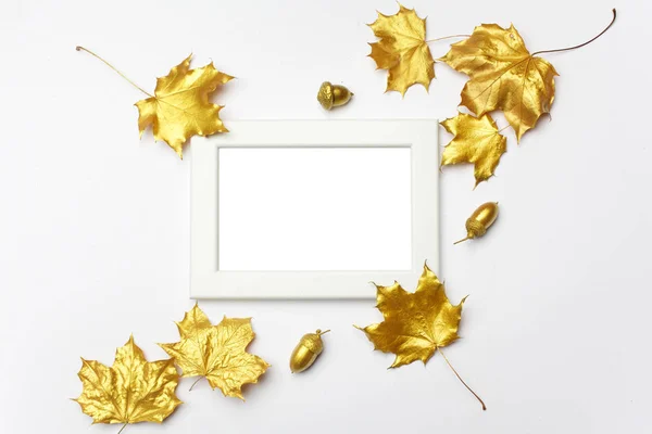 가 구성입니다. 황금가 만든 프레임 밝은 회색 배경에 나뭇잎. 평면 위치, 최고 보기, 복사 공간 — 스톡 사진