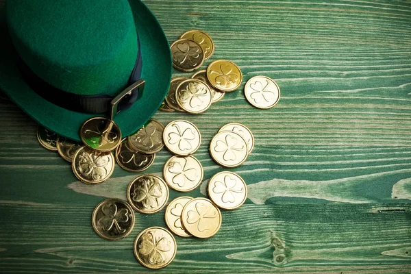 ハッピー聖パトリックデー レプラコーン帽子ゴールド コインとビンテージ緑木の背景に — ストック写真