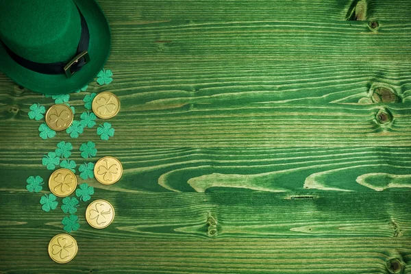 Happy St Patricks Day leprechaun hatt med guldmynt på vintage grön trä bakgrund — Stockfoto