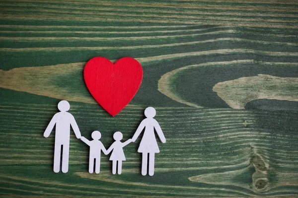 家族の健康、生命保険の概念。赤いハートとの家族の形で木製チェーン。平面図、平面レイアウト — ストック写真