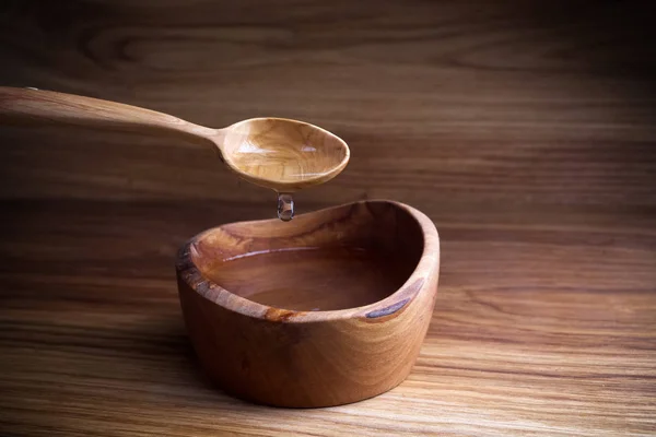 Jeûner, Carême. Cuillère et tasse d'eau sur fond en bois — Photo