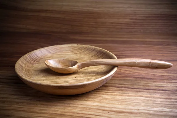 Jeûner, Carême. Assiette avec cuillère et miette sur fond en bois — Photo