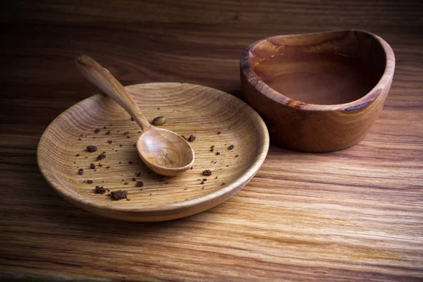 Digiuno, Quaresima. Piatto con cucchiaio e tazza d'acqua su fondo di legno — Foto Stock