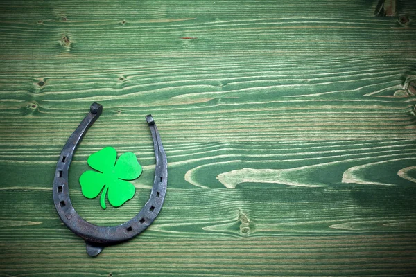 St. Patricks day, Gelukssymbolen op groene houten achtergrond — Stockfoto