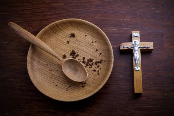 Fasting, Lent. Plate and cross on wooden backgroud. — Stock Photo, Image