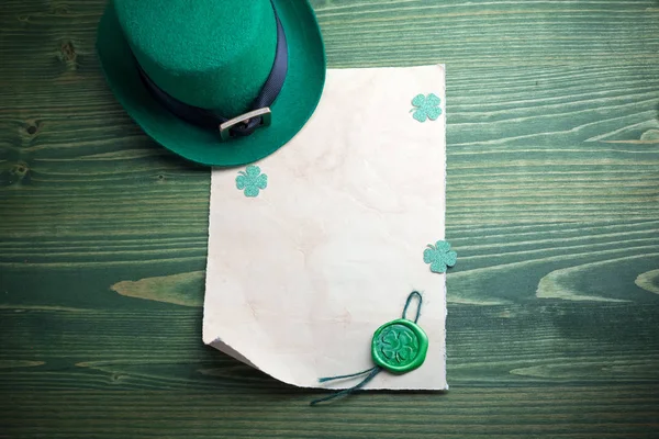 Il giorno di San Patrizio. Cappello leprecauno con vuoto vuoto e sigillo in cera con trifoglio — Foto Stock