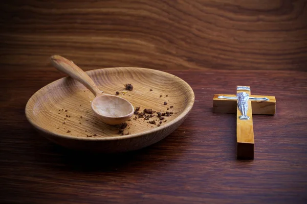 Ayunando, Cuaresma. Placa y cruz sobre fondo de madera . —  Fotos de Stock