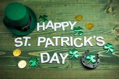 Happy St Patricks Günü mektupları yeşil ahşap zemin üzerine