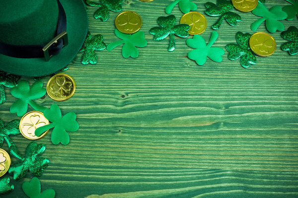 День святого Патрика рама из трилистников, золотых монет и лепреконов шляпа на зеленом дереве
