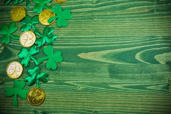 St Patricks Day rohu okraji shamrocks a zlaté mince na zelené pozadí — Stock fotografie
