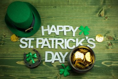 Yoncaları Leprachaun şapka ahşap arka plan üzerinde ile mutlu St Patricks Günü ahşap latters