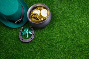 Happy St Patricks Günü cin şapka ile altın ve şanslı çim takılar. Üstten Görünüm