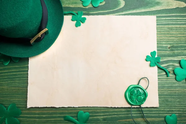 St Patricks Day. Leprechaun hatt med Tom Tom och vax tätning med shamrock — Stockfoto