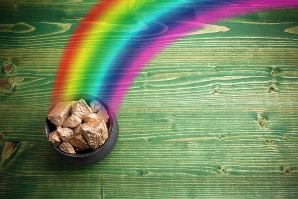 Pot Of Gold yeşil woden arka plan üzerinde. Gökkuşağı ile büyülü hazine