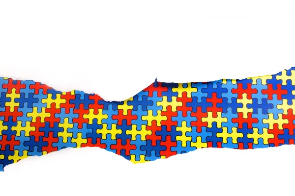 Poszarpane białej księgi w sprawie tło wielobarwny puzzle. Cocept na dzień świadomości autyzmu. Złamać bariery razem na Autyzm. — Zdjęcie stockowe