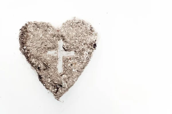 Cruz ou crucifixo em símbolo de coração feito de cinza, emprestado e conceito de Quarta-feira de Cinzas — Fotografia de Stock