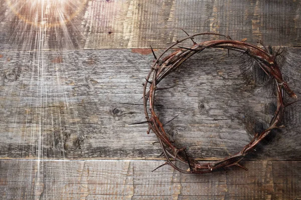 Jesus Crown Thorns on Old and Grunge Wood Background (en inglés). Estilo retro vintage . — Foto de Stock