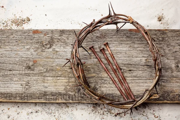 Jesus Crown Espinhos e pregos no fundo de madeira velho e grunge. Estilo retrô vintage . — Fotografia de Stock