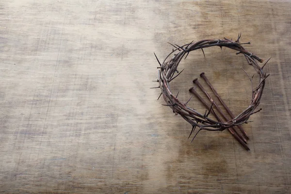 Jesus Crown Thorns and nails on Old and Grunge Wood Background. Vintage Retro Style. Free space for text — Stock Photo, Image