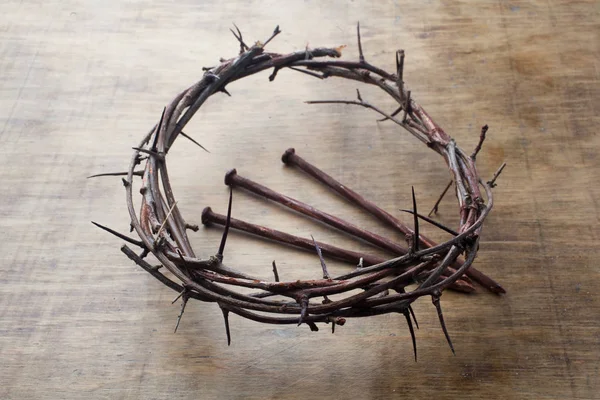 イエス ・ キリストのいばらの冠や新旧グランジ木の背景の上に爪。ヴィンテージ レトロなスタイル. — ストック写真
