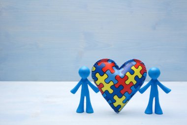 bebek çocuk arka plan ile sembolik otizm puzzle kalp