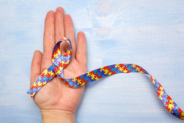 Dünya otizm farkındalık ve gurur günü bulmaca ile kurdele yandan desen