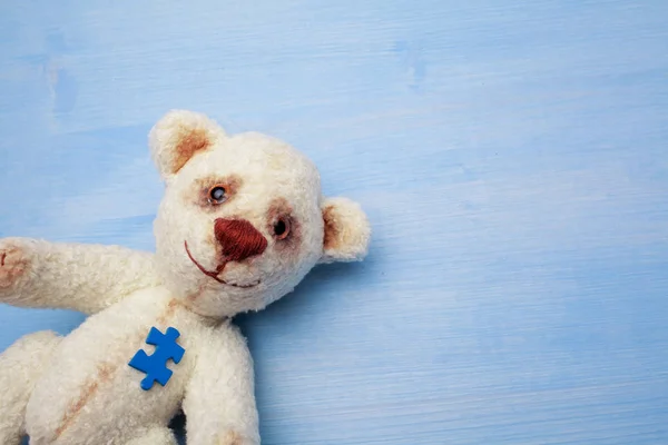 Welttag des Autismus-Bewusstseins, Konzept mit Teddybär-Puzzle oder Puzzle-Element — Stockfoto